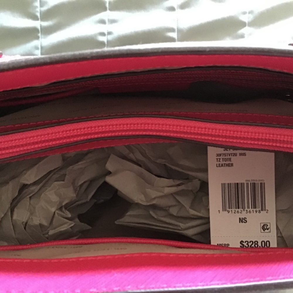Gorgeous Mk tote and traveler - Picture 10 of 16